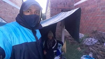 Unas cuatro familia quedaron bajo carpas debido a que sus casas fueron invadidas.