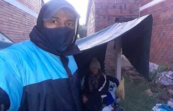 Unas cuatro familia quedaron bajo carpas debido a que sus casas fueron invadidas.