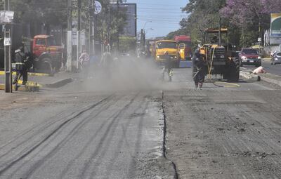 Obreros trabajando ayer domingo. Concejales critican que no se haya hecho una licitación.