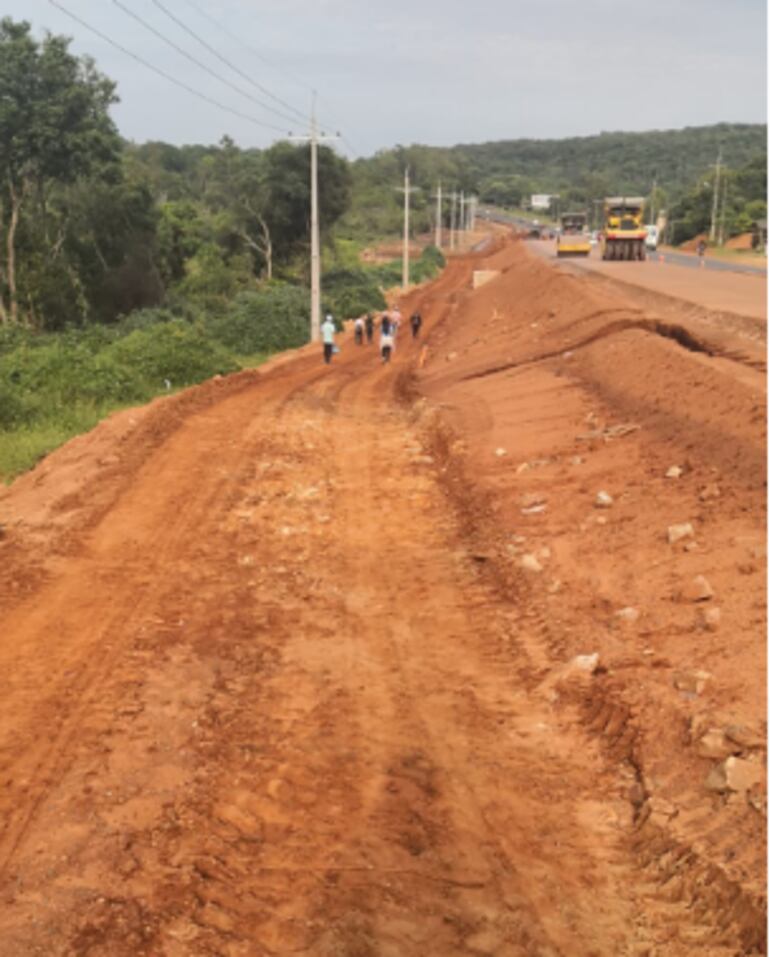 Peregrinantes a Caacupé no cuentan con lugar para caminar al costado de la ruta.