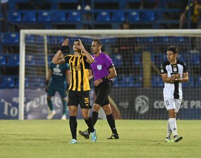 El jugador de Guaraní, Facundo Barceló, celebra su tanto ante Tacuary en el Luis Alfonso Giagni.