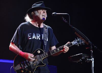 APA30. VIENA (AUSTRIA), 26/01/2022.- Fotografía de archivo fechada el 23 de julio de 2014 del músico canadiense Neil Young en Viena (Austria). La música de Neil Young va a ser retirada de Spotify, después de que el veterano músico canadiense exigiese salir de la plataforma si ésta no dejaba de emitir el popular pódcast del presentador Joe Rogan, al que acusa de difundir falsedades sobre la covid-19 y las vacunas contra la enfermedad. Así lo anunció este miércoles el propio artista a través de un mensaje en su página web y lo confirmó un portavoz de la compañía a varios medios estadounidenses. EFE/HANS KLAUS TECHT