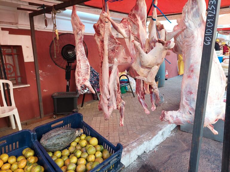 Carne de chancho, gallina casera y pavo, en la feria