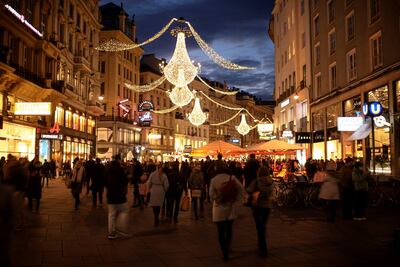 Una calle comercial en Viena, Austria. El gobierno dispuso la vacunación obligatoria de toda la población, y el confinamiento desde el lunes.