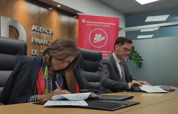 El documento fue firmado por Jochen Honöw, director de Proyecto MiPyME de la Sparkassenstiftung Alemana, y Teresa de Velilla, presidenta de la AFD