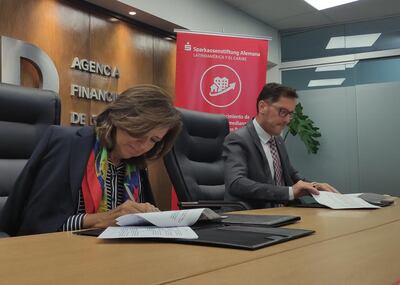 El documento fue firmado por Jochen Honöw, director de Proyecto MiPyME de la Sparkassenstiftung Alemana, y Teresa de Velilla, presidenta de la AFD
