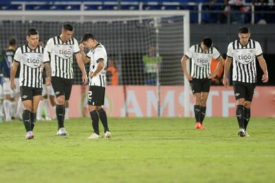 Los rostros de lamentos del experimentado atacante Óscar Cardozo (centro) y los laterales Matías Espinoza e Iván Ramírez luego de la derrota del jueves.