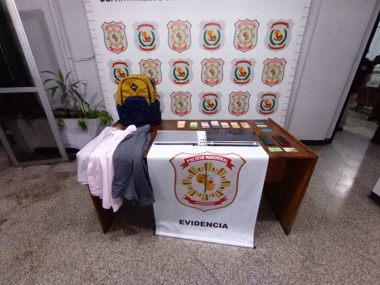 Los objetos incautados por la Policía y que estaban en poder de los peruanos detenidos.