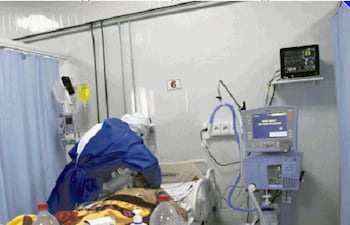 Actualmente el mayor porcentaje de personas infectadas por la enfermedad se da entre adultos jóvenes de entre 20 y 59 años, muchos de los cuales llegan a requerir de atención especial en terapia intensiva, que se mantiene al 100% de su capacidad.