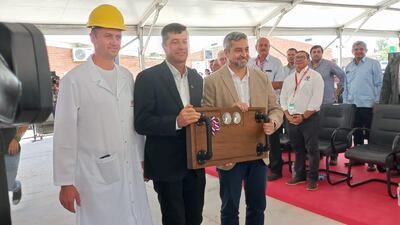 El presidente Mario Abdo Benitez (der.) desarrolló ayer actividades oficiales en Loma Plata, donde optó por no opinar sobre temas que afectan a Santiago Peña y Horacio Cartes, en favor de la "armonía" en la ANR.