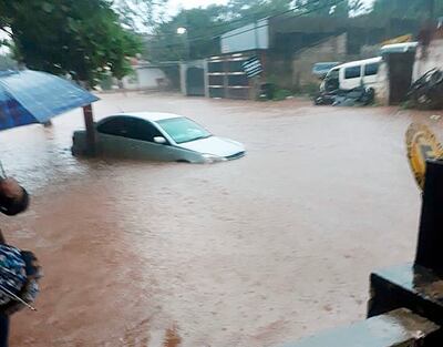 Ayer se formó una laguna que “ahogó” un automóvil.