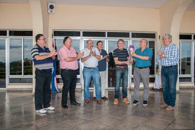 Víctor Ivo Ubaldi recibió el premio “Campeón de la Milla” por la victoria de Genitor.