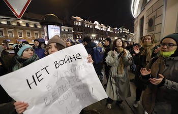 Ciudadanos rusos protestando en Moscú contra la "invasión" a Ucrania.
