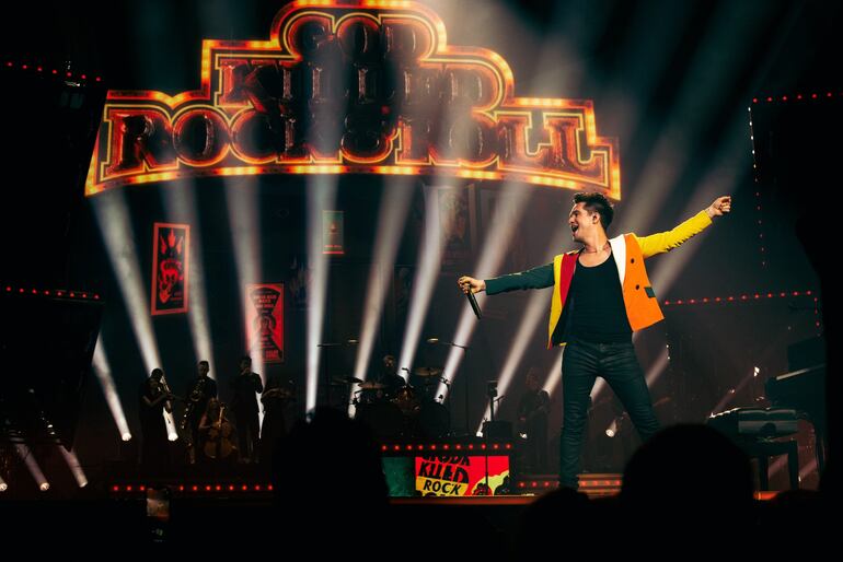 Brendon Urie durante uno de los conciertos de Panic! At The Disco.