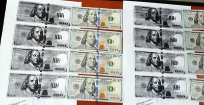 Los billetes de 100 dólares y sus fotocopias, antes de la entrega vigilada.