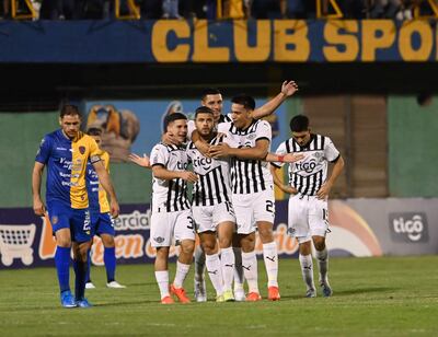 Héctor Villalba es abrazado por sus compañeros tras anotar el primer tanto de Libertad, el que condujo a la  victoria.