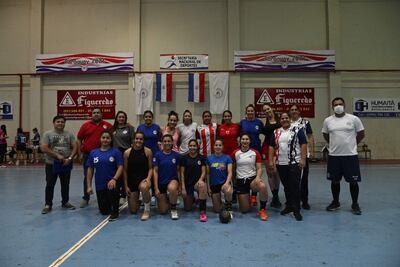 Cuerpo técnico y varias de las preseleccionadas de Paraguay, en la presentación realizada ayer por la Confederación. Las chicas jugarán el Mundial de España, en diciembre próximo.