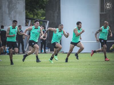Mateo Gamarra, Junior Barreto, Richard Ortiz, Iván Torres y Sergio Otálvaro, en la actividad física de los franjeados.