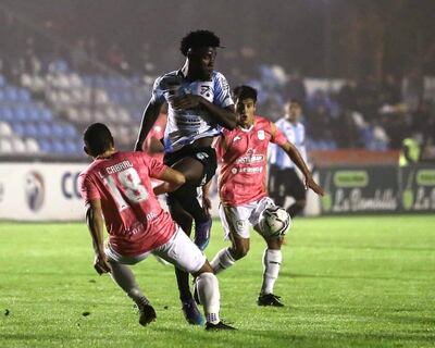 La pelota enfrenta al  venezolano Yeiber Murillo y a Luis Cabral (18), de Tacuary.