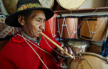 Rosalino Bautista, a quien le llaman "el último pingullero de Pintag", durante una entrevista con Efe toca instrumentos el 18 de noviembre de 2021 en el sector de Rumiloma, del barrio Tolontoag, en la parroquia de Pintag, en Quito (Ecuador). Bautista mencionó que antiguamente estas delgadas flautas eran confeccionadas con huesos de cóndor, pero que ahora se escogen ramas de árboles fuertes. Además, advirtió de que quien quiera ejecutar el pingullo debe también sincronizarlo con el tambor, que se cuelga en el pecho, para poder facilitar las largas jornadas de festejos que se suelen organizar en las comunidades rurales de los Andes ecuatorianos.