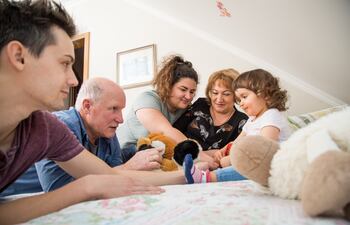 Las regiones cerebrales que se activan no son las mismas cuando la mujer mira la foto de su nieto o la de su hijo adulto. En este último caso hay una mayor activación en un área asociada a la empatía cognitiva.