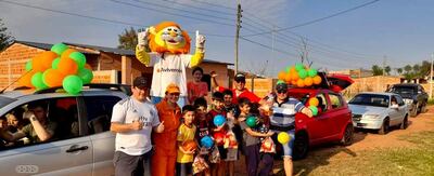 Entrega de juguetes y golosinas a niños de un barrio de Santaní.