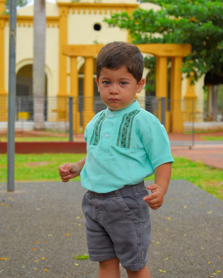 El pequeño Enrique Ortiz (2 años) vistiendo una hermosa chomba con bordados de ao po'i, también participará del desfile de modas infantil. 