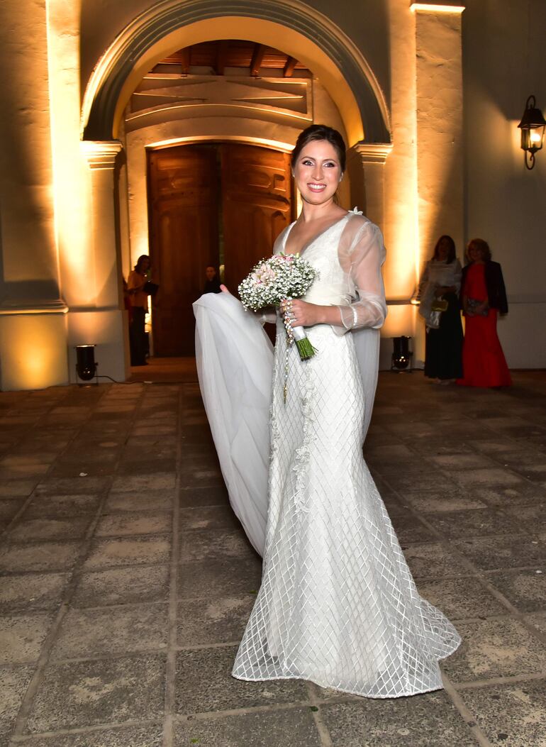 La novia lució un vestido de líneas románticas que fue diseñado y confeccionado por Tania Maldonado, quién también se encargo del tocado.