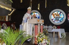 Guillermo Steclikng, celebró la misa crismal Catedral de CDE.