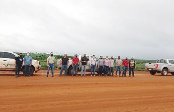 Equipo de funcionarios del Indert en la Colonia 8 de Diciembre del este, que está intervenida.