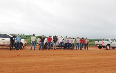 Equipo de funcionarios del Indert en la Colonia 8 de Diciembre del este, que está intervenida.