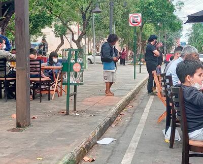 Varios restaurantes se quejaron de la presencia de informales que acechan a clientes.