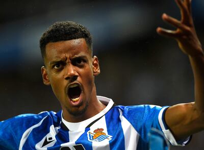 El sueco Alexander Isak celebra su gol para la Real Sociedad.