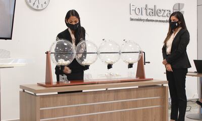 El sorteo y licitación fue en la oficina, en presencia de un escribano público y  10 inversores.