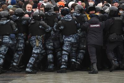 Policías intentan dispersar una manifestación opositora en Moscú, Rusia, este sábado.