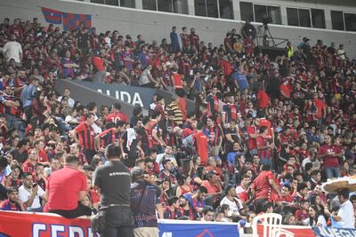 Hinchas azulgranas durante el superclásico.