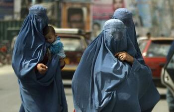 Las estudiantes de una universidad en el noreste de Afganistán fueron impedidas de entrar a clases después de que las fuerzas del Gobierno talibán exigieran el uso de la burka como prenda obligatoria y reprimieran con violencia a las jóvenes que desafiaron la medida.