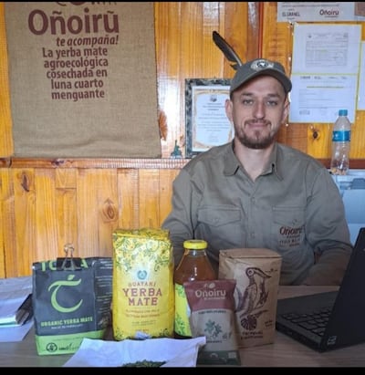 Pedro Vega, gerente de la yerbatera Oñoiru, afirmó que por falta de pago de la SEN, la asociación no puede pagar a pequeños productores y tampoco el préstamo que sacaron para poder proveer de yerba a la SEN.