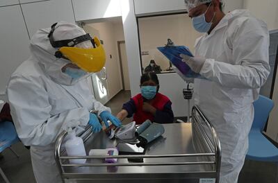 Una mujer recibe la vacuna contra el coronavirus durante una jornada de vacunación para adultos mayores hoy, en el Hospital del Sur en El Alto (Bolivia).