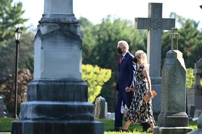 Joe Biden y su esposa, Jill Biden, salen de una iglesia hoy, en Wilmington, Delaware.
