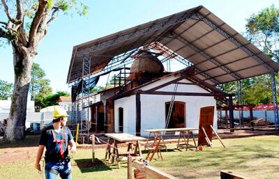 El histórico y antiguo templo parroquial cuyas estructuras están siendo resguardadas.