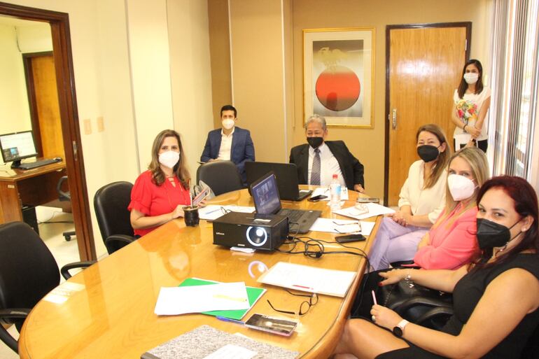 Comisión especial de diputados se reunió sobre intervención de gobernación de Central. (gentileza).