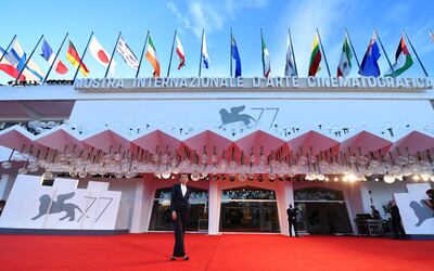 La actriz italiana Anna Foglietta será la anfitriona de los actos de apertura y cierre del 77° Festival Internacional de Cine de Venecia, que se inicia mañana.