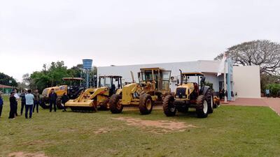 La municipalidad de 3 de Mayo presentó la flota de equipos viales y agrícolas adquirida recientemente