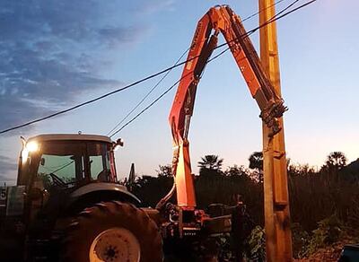 Instalación de nuevos postes de hormigón armado.