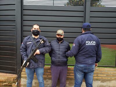 Wilson Orlando López Almirón, frente a la vivienda allanada.