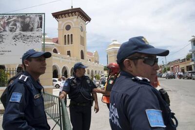 Policías estatales y municipales prestan guardia en la zona donde la cantante colombiana Shakira ofreció un concierto gratuito el sábado 16 de julio de 2011, en Mérida, estado de Yucatán (México). (Imagen de archivo EFE)