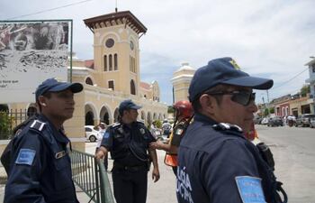 Policías estatales y municipales prestan guardia en la zona donde la cantante colombiana Shakira ofreció un concierto gratuito el sábado 16 de julio de 2011, en Mérida, estado de Yucatán (México). (Imagen de archivo EFE)