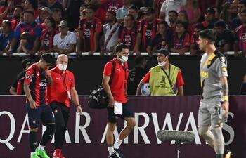 Sergio Díaz (i) abandona el campo de La Nueva Olla por una lesión durante el partido de Cerro Porteño contra Peñarol por la Copa Libertadores 2022.