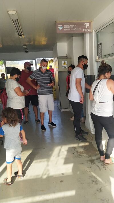 Turistas argentinos, pasando por la oficina de migraciones al ingresar a Alberdi.